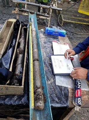 Core samples being logged by MDEng (CNW Group/SRG Graphite)