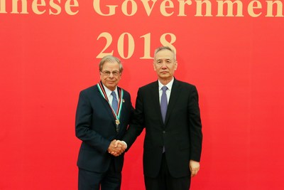 Dr. Samuel Waxman and Liu He, the Vice-Premier of the People’s Republic of China  ©Alex Fengyun Lei