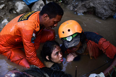 Nurul Istikhoroh (ge de 15 ans) est vacue aprs tre reste coince prs de 48 heures dans les dbris de sa maison inonde suite au sisme et au tsunami qui a frapp l'le des Clbes en Indonsie, le 28 septembre 2018.  UNICEF/UN0239947/Tirto.id/@Arimacswilander (Groupe CNW/UNICEF Canada)