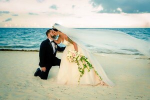 'Queen of Horror' Weds U.S. Navy War Hero in Star-Studded Celebrity Wedding