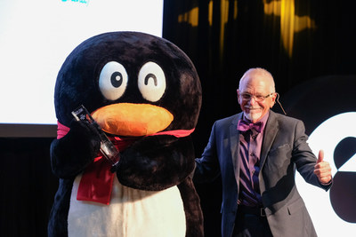 Tencent Penguin receives “International Icon” award from host David Leisure at Madison Avenue Walk of Fame: Icon Awards at PlayStation Theater on October 1, 2018 in New York City. (Photo credit: Advertising Week)