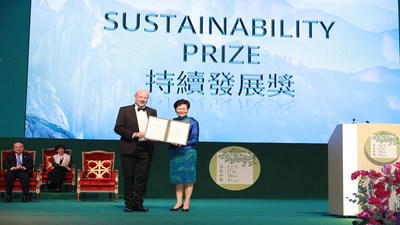Mrs. Carrie Lam presents the Sustainability Prize to Mr. Hans-Josef Fell.