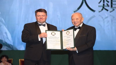 Mr. Tung Chee-hwa presents the Welfare Betterment Prize to Prof. Petteri Taalas, Secretary-General of the World Meteorological Organization.