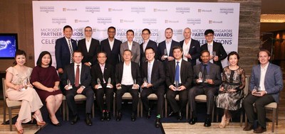 AvePoint co-CEO Tianyi (TJ) Jiang (bottom row, 5th from the right) picks up the 2018 Microsoft Singapore Partner of the Year award.