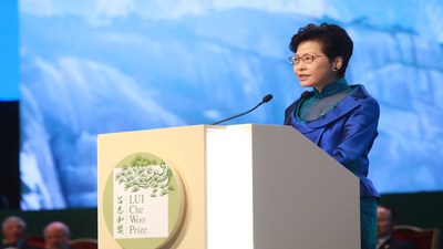 Mme Carrie Lam, chef de l'exécutif de la Région administrative spéciale de Hong Kong, manifeste son soutien dans son allocution prononcée lors de la cérémonie de remise du Prix (PRNewsfoto/LUI Che Woo Prize Limited)