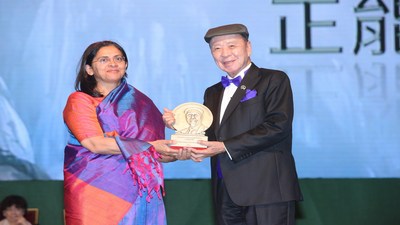 Le Dr Lui Che Woo remet le Prix de l'Énergie positive à la Dr Rukmini Banerji, chef de la direction de la Fondation pour l'éducation Pratham (PRNewsfoto/LUI Che Woo Prize Limited)