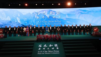 Les lauréats avec les invités officiels, le Conseil d'administration, les membres du Conseil du Prix, le Comité de recommandation du Prix et les jurys de sélection (PRNewsfoto/LUI Che Woo Prize Limited)
