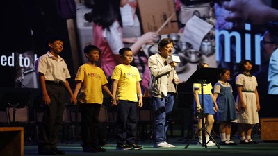 M. Warren Mok chante avec les enfants de la Music Children Foundation pendant la cérémonie (PRNewsfoto/LUI Che Woo Prize Limited)