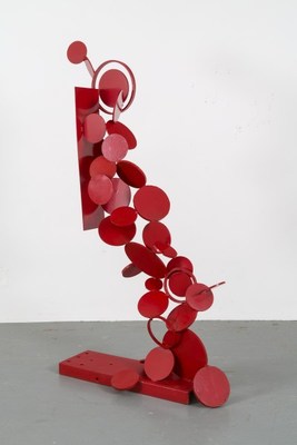Françoise Sullivan, Chute en rouge, 1966; Painted steel, 210.5 x 127 x 52 cm; Collection of the Musée d’art contemporain de Montréal; © Françoise Sullivan / SODRAC (2018); Photo: Guy L'Heureux (CNW Group/Musée d'art contemporain de Montréal)