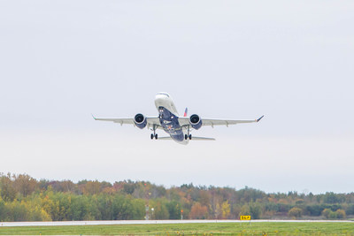 Le premier A220 de Delta Air Lines atterrit à Mirabel, Québec, après avoir réalisé son vol inaugural (Groupe CNW/Airbus)