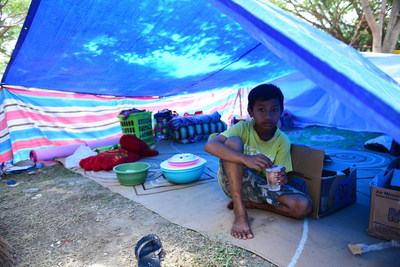 Le 6 octobre 2018,  Haikal, g de 11 ans, se tient dans une tente pour personnes dplaces, suite au tremblement de terre et au tsunami qui ont touch l'Indonsie,  Palu, sur l'le des Clbes.  UNICEF/UN0241655/Wilander (Groupe CNW/UNICEF Canada)