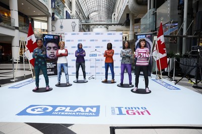 Pour célébrer la Journée internationale de la fille, six statues de filles uniques créées par Plan International Canada représentant le combat pour l’égalité des sexes à travers le monde prennent une pose 'revendicatrice' au CF Toronto Eaton Centre, le 11 octobre 2018. (Josh Fee/Plan International Canada) (Groupe CNW/Plan International Canada)