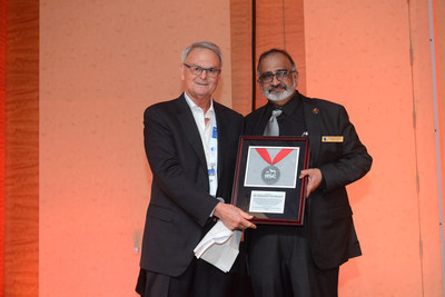 From left is Dr. Nigel Nichols, Senior Advisor, International Animal Health Group – Asia Pacific Region, Henry Schein, Inc.; and Dr. Gopinathan Gangadharan, winner of the sixth annual Henry Schein Cares International Veterinary Community Service Award.