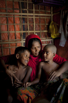 Rohingya refugee Asia Bibi* cuddling daughter Nur*, 5, (left) and son Anwar*, 8, (right), who has jaundice, in their shelter in the camps in Cox’s Bazar, Bangladesh.  Photo: Abbie Trayler-Smith/ Oxfam (CNW Group/Oxfam Canada)
