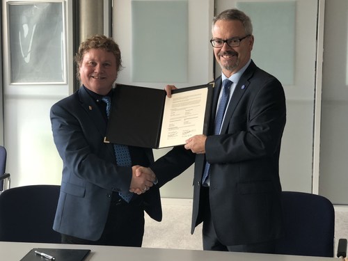 Bob Richards (Moon Express Founder & CEO) & Sylvain Laporte (CSA President) sign Memorandum of Understanding (MOU) for lunar collaboration at the International Astronautical Congress in Bremen, Germany on October 3, 2018.