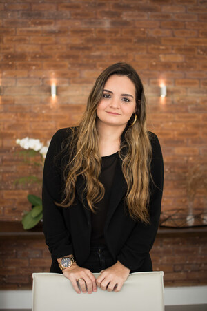 As Marcas e a Grife - Carol Niemeyer, neta de Oscar Niemeyer, investe em vitrinismo para grandes marcas