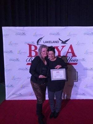 Shirley Bradshaw and Jessie Dormody receive 2018 Business of the Year Award for Exception Customer Service in the community of Bonnyville, Alberta. (CNW Group/Cashco Financial)