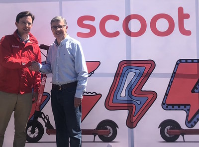 Michael Keating, Founder & CEO of Scoot (left) and Joaquín Lavín, Mayor of Las Condes, Santiago (right) at the launch of Scoot in Las Condes, Santiago today, September 18, 2018.