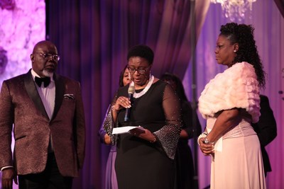 Botham Jean's mother, Allison Jean, gives an acceptance speech during the God's Leading Ladies gala while Bishop T.D. Jakes and Sybrina Fulton look on.
