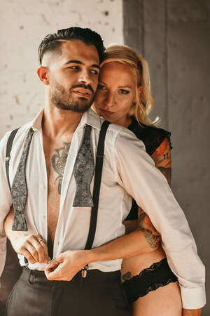 Spice Up Your Love Life This Holiday Season With The Ultimate Gift: Couples Boudoir