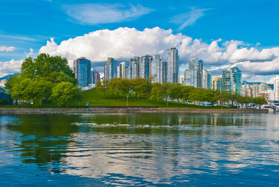 Vancouver's scenic skyline and seawall (CNW Group/WOW air)