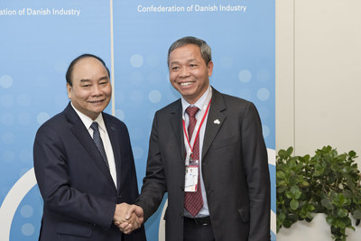 Vietnam's PM Nguyen Xuan Phuc congratulated CMC Chairman Nguyen Trung Chinh