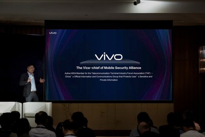 Zhou Wei lors de sa présentation sur la scène du Qualcomm 4G/5G Summit (PRNewsfoto/Vivo)