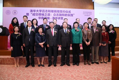 Le Dr Lui Che-woo, président de K. Wah Group et directeur de LUI Che Woo Charity (quatrième à partir de la gauche), M. Zhang Xiaoming, directeur du Bureau des affaires de Hong Kong et de Macao du Conseil des affaires de l'État (deuxième à partir de la gauche), M. Qiao Xiaoyang, ancien secrétaire général adjoint du Comité permanent de l'Assemblée populaire nationale (cinquième à partir de la gauche), Mme Lui Chiu Kam Ping (troisième à partir de la gauche), Mme Paddy Lui, directrice générale de K. Wah International Holdings Limited (deuxième à partir de la droite) (PRNewsfoto/K. Wah Group)