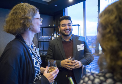 Hassan Murad, PDG et cofondateur d'Intuitive, discute avec des invités lors de la soirée de lancement du balado le plus populaire du monde des affaires au Canada, "The AI Effect". Celui-ci avait lieu à Toronto (ON) le mercredi 24 octobre 2018.  CPimages /J.P. Moczulski (Groupe CNW/Accenture)