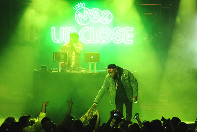 Les gagnants du concours « Série de concerts Up Close » de LOTTO MAX profitent d’une soirée exceptionnelle de hip-hop préparée par Boi-1da, l’un des « beatmakers » les plus influents du milieu du rap, au Mod Club de Toronto mercredi. (Photo Credit: Riley Taylor) (Groupe CNW/OLG Winners)