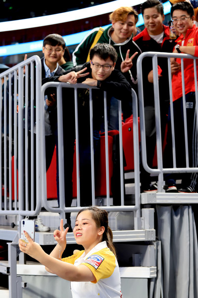 Rui Wang from China women’s team was taking selfies with the fans