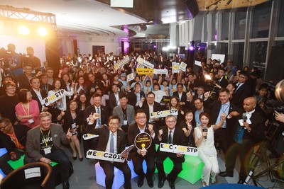 Over 1,000 people attended this year’s EPiC to witness the international start-up pitching
competition in action. (Front row, front right to left) Dr. David Chung, Under Secretary for Innovation
and Technology, The Government of HKSAR; Dr. Sunny Chai, Chairperson, HKSTP; Albert Wong, Chief
Executive Officer, HKSTP