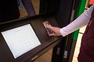Canadian Tire customer scanning their QR code on the Self-Serve Pick-Up Towers to collect their online purchases. (CNW Group/CANADIAN TIRE CORPORATION, LIMITED)