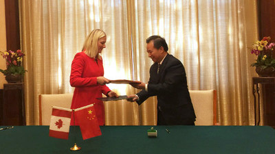 Canada's Minister of Environment and Climate Change, Catherine McKenna, shakes hands with the Minister of Ecology and Environment of the People's Republic of China, Li Ganjie, after signing a memorandum of understanding on climate change cooperation between Canada and China. (CNW Group/Environment and Climate Change Canada)
