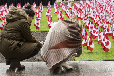 Each year, approximately 11,800 Canadian flags are planted on the front lawn of Manulife's global headquarters to honour more than 118,000 members of the Canadian Armed Forces who have fallen in service from the days of the South African War to the Afghanistan mission, as well as peacekeeping missions. (CNW Group/Manulife Financial Corporation)