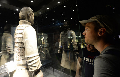 A foreign tourist is visiting the Museum of Terracotta Warriors and Horses in Xi'an