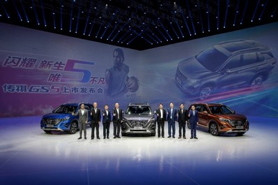 Feng Xingya, président du groupe GAC (4e à droite); Zhang Qingsong, vice-président du groupe GAC (4e à gauche); Yu Jun, président de GAC Motor (3e à droite); Wang Qiujing, président du Centre de R-D de GAC (3e à gauche); Yan Jianming, vice-président de GAC Motor (2e à droite); Zeng Hebin, président de GAC Motor Sales Company (1er à droite); Marco, ingénieur en chef du Centre de R-D de GAC (2e à gauche); Zhang Fan, vice-président du Centre de R-D de GAC (1er à gauche) lors de la cérémonie de lancement du nouveau VUS GS5 de GAC (PRNewsfoto/GAC Motor)