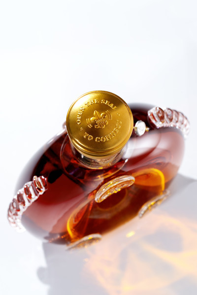 LOUIS XIII COGNAC Smart Decanter Focus on Seal (PRNewsfoto/LOUIS XIII Cognac)