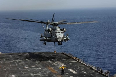西科斯基公司的基于性能的后勤合同将为C/MH-53E直升机提供增强的后勤支持。该合同将为整个机队提供至关重要的和负担得起的支持，扩大飞机长期维持的可靠基础，直到更换飞机，西科斯基CH-53K国王种马的引进。美国海军陆战队拍摄。