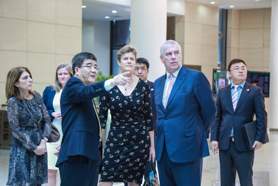 Dean Wen Hai introduces PHBS building to HRH The Duke of York