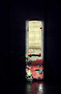La pierre tombale du Soldat inconnu, salle du Souvenir.  Muse canadien de la guerre, photo Steven Darby. (Groupe CNW/Muse canadien de l'histoire)