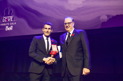 George Cope, President and CEO of BCE and Bell Canada, receives the 2018 Patriot Award from Shaun Francis, Chair, True Patriot Love Foundation (CNW Group/True Patriot Love Foundation)