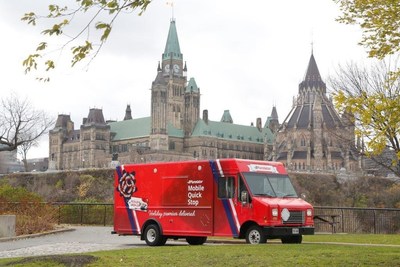 Purolator’s new Mobile Quick Stop service – the first of its kind in Canada – operates as a convenient package pickup spot for customers, Monday to Friday from 3 to 8 p.m. at 683 Bank St., Ottawa. (CNW Group/Purolator Inc.)