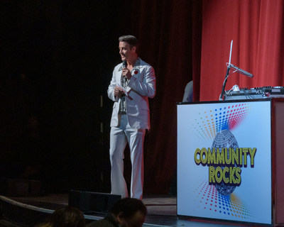 Ben Mulroney up on stage hosting the Community Rocks event. (CNW Group/Community Living Toronto)