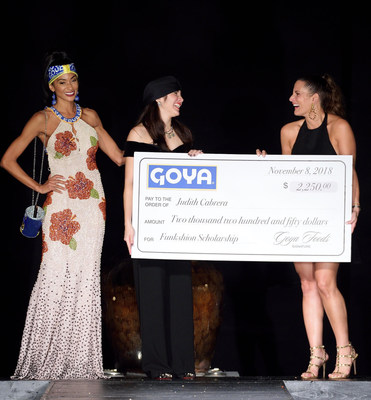 Cynthia Chipi, Directora de Marketing de Goya Foods de Florida entrega a la diseñadora ganadora Judith Cabrera la beca por el diseño más creativo utilizando productos Goya.