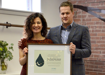 Vice President of Business Development, Andrew O’Born, accepts Canopy’s 2018 Blueline Ranking Award from Laura Repas as North America’s Most Forest-Friendly Printer. (CNW Group/The Printing House Limited)