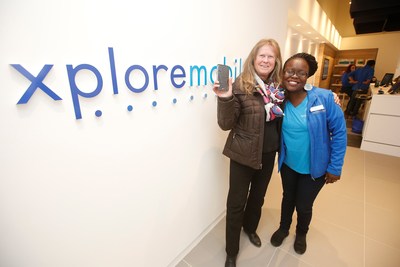 Xplore Mobile Sales Associate Thinky Grace Ndlovu welcomes Dana Daman as the first new customer on Xplore Mobile’s network at its store in the St. Vital Centre in Winnipeg. (CNW Group/Xplore Mobile)