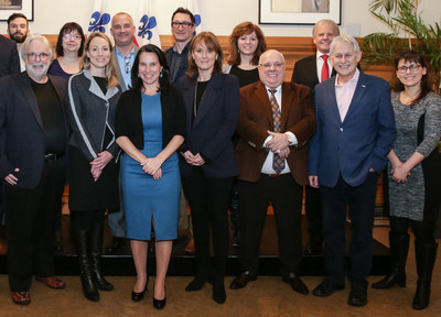La mairesse de Montréal, Valérie Plante, entourée des partenaires de l’industrie ayant offert leur appui à l’initiative On tourne vert. (Groupe CNW/Québecor)
