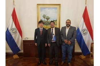 Chairman Choi Yong-Kwan of the Commons Foundation (left), and Vice President Hugo Velazquez Moreno of Paraguay (center) took a picture with Chairman Majed Mohanna of SISAY SOCIEDAD ANONIMA (right)