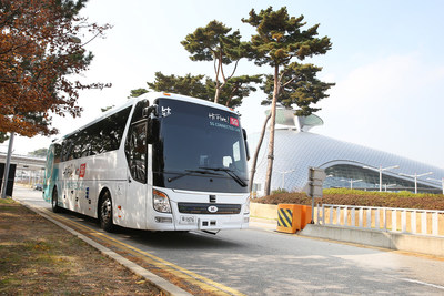 KT’s driverless bus is photographed while passing the long-term parking lot at Terminal 1 of Incheon International Airport during its test run on November 11.